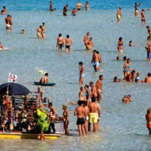 Por qué multan a los turistas que se roban la arena de una playa paradisíaca en Italia