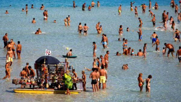 Por qué multan a los turistas que se roban la arena de una playa paradisíaca en Italia
