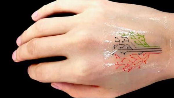 Desarrollan tatuajes biotecnológicos: qué son, cómo funcionan y cuál es el aporte de Bill Gates