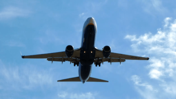 Una importante aerolínea cobrará un recargo por “costo ambiental”