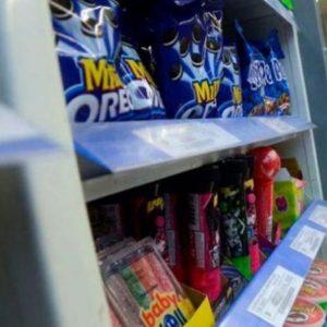 Piden prohibir que supermercados y farmacias exhiban golosinas en las líneas de caja