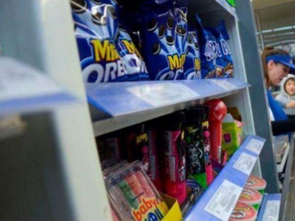 Piden prohibir que supermercados y farmacias exhiban golosinas en las líneas de caja