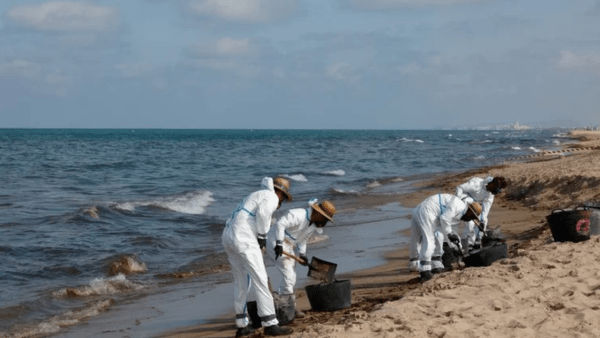 Derrame de petróleo en España cierre de playas en la ciudad de Valencia