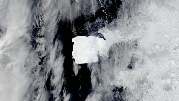 Un iceberg gigante se traslada por el Océano Atlántico luego de 30 años sin moverse