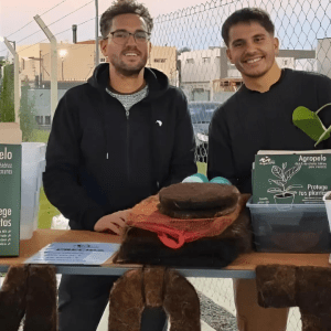 Son argentinos, reciclan pelo y crearon una solución sustentable para prevenir derrames de petróleo