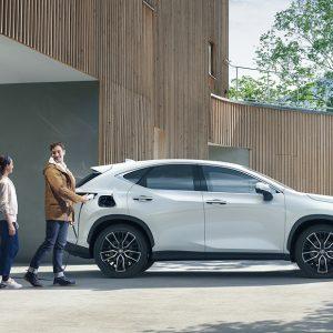 Así son los dos modelos híbridos enchufables que Lexus presentó en Argentina