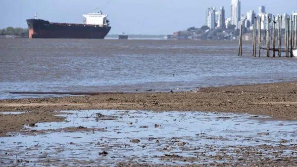 El nivel del río Paraná alcanzó una caída récord y los barcos no pueden transitar