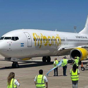 Un avión de Flybondi casi choca a uno de Aerolíneas Argentinas y los pasajeros protestaron