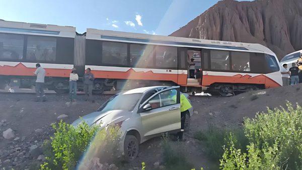 Tren solar en Jujuy: un auto cruzó las vías y fue arrastrado por la formación