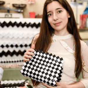 Transforma basura en moda de lujo: la marca de carteras eco-friendly que triunfa en la Galería Alvear