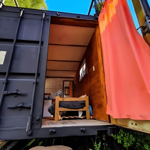 Vacaciones eco-friendly sin romper el presupuesto: así son los «hoteles containers» que marcan tendencia este verano