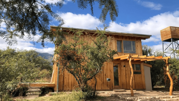 El estudio Huella Mínima construye casas sustentables de madera, con confort natural, eficiencia energética y un diseño bioclimático. Las imágenes.