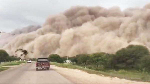 Impactante tormenta de polvo sorprendió a un pueblo en Santiago del Estero