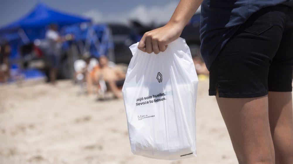 “Dejá solo huellas, llévate tu basura”, la campaña de Renault para mantener las playas limpias