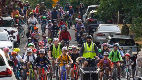 Qué es Bike Bus, el movimiento que promueve la movilidad infantil sostenible