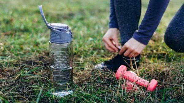 Cómo limpiar las botellas de plásticos y dejarlas sin olor desagradable