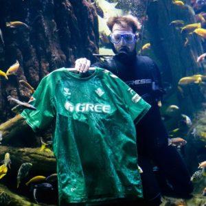 Un equipo europeo sale a la cancha con una remera hecha de algas y plásticos reciclados