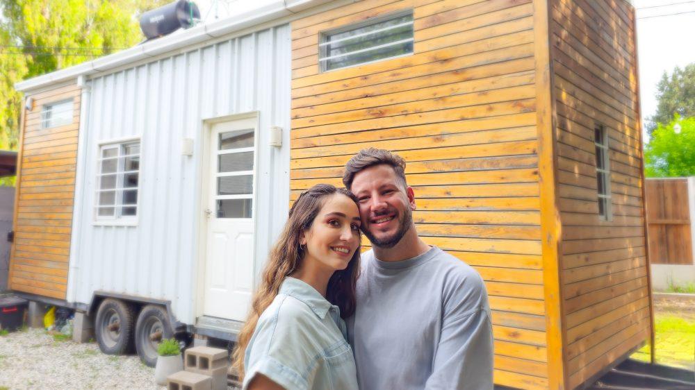 Los influencers argentinos que armaron una tiny house con sus propias manos: “ No sabíamos nada de construcción”