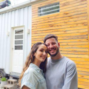 Los influencers argentinos que armaron una tiny house con sus propias manos: “No sabíamos nada de construcción”