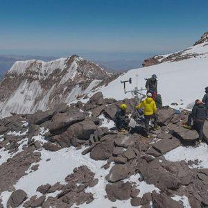 Científicos instalan nuevas estaciones meteorológicas en el Aconcagua