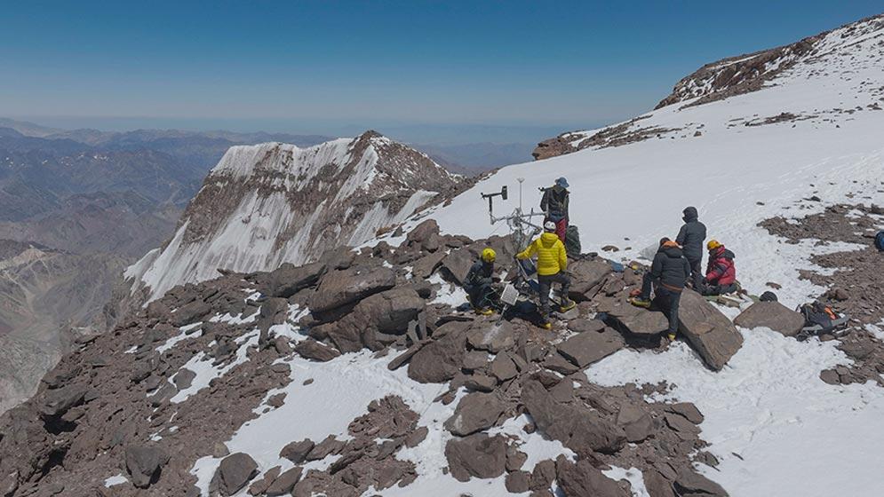 Instalan una red de estaciones meteorológicas en el cerro Aconcagua para mejorar la gestión climática y la seguridad de expediciones