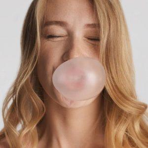 La razón oculta por la que los chicles podrían ser dañinos para la salud y el medioambiente