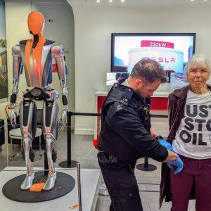 Activistas climáticos tiñen de naranja un robot de Tesla para exigir el fin de los combustibles fósiles