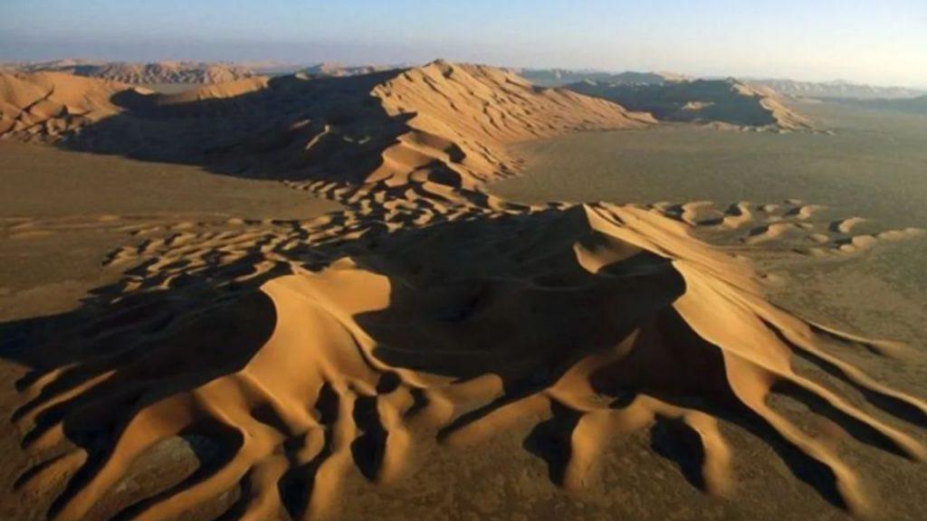 En el desierto más grande del mundo floreció un lago de 42 metros de profundidad