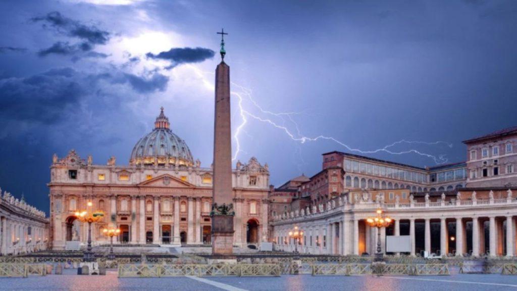 El fenómeno meteorológico que golpeó la cúpula del Vaticano el día que renunció el Papa