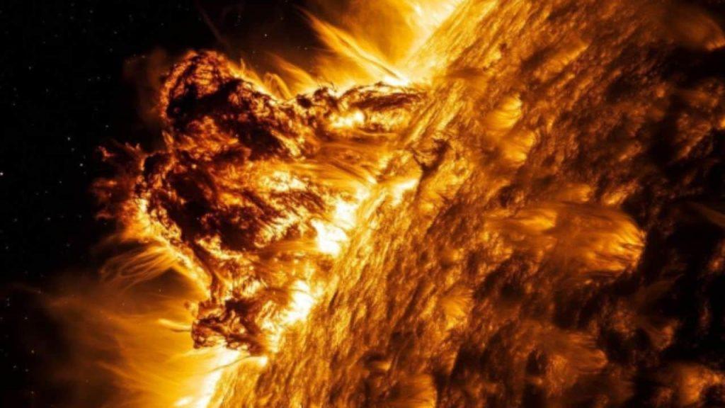 Una mancha solar gigantesca apunta contra la Tierra: suele producir tormentas, pero algo raro está pasando