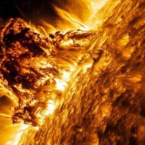 Una mancha solar gigantesca apunta contra la Tierra: suele producir tormentas, pero algo raro está pasando