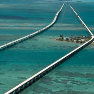 La autopista flotante de 180 km que une 44 islas y cruza el océano en auto: ¿dónde está?
