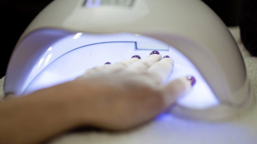 Investigadores del CONICET advierten sobre riesgos de las lámparas de secado de uñas
