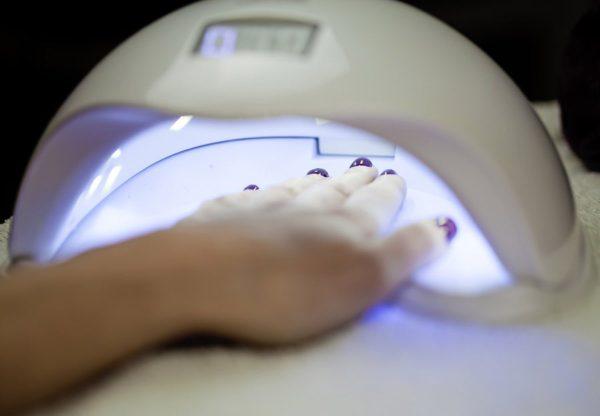Investigadores del CONICET advierten sobre riesgos de las lámparas de secado de uñas
