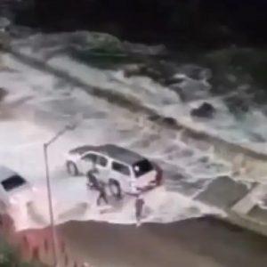 Con olas de 2 metros y agua que cubrió toda la vereda, Mar del Plata vivió una jornada de destrozos
