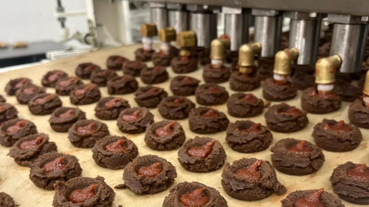 Con $300 y una idea clara, creó el primer alfajor vegano del país: hoy produce 100 mil por mes