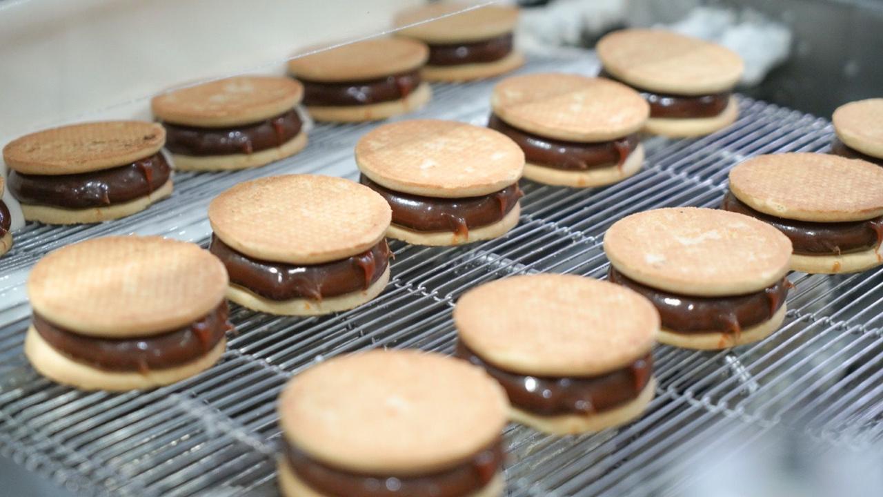 Con $300 y una idea clara, creó el primer alfajor vegano del país: hoy produce 100 mil por mes