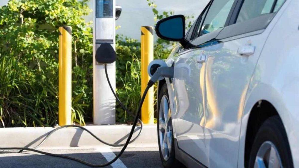 El gobierno de Javier Milei busca “inflar” el negocio de los autos eléctricos