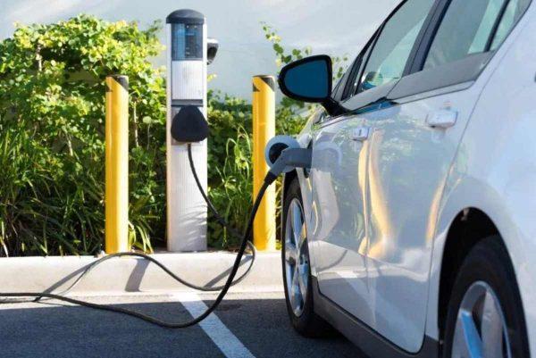 El gobierno de Javier Milei busca “inflar” el negocio de los autos eléctricos