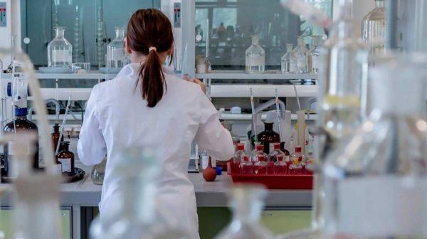 El Gobierno elimina trabas para importar insumos científicos y busca “una ciencia integrada al mundo”