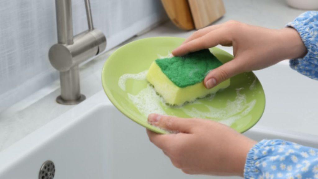¿El fin de la esponja de cocina? Esta es la alternativa ecológica que gana terreno