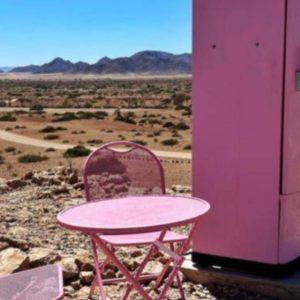 Hay una heladera rosa en medio del desierto y está en funcionamiento, ¿a qué se debe?