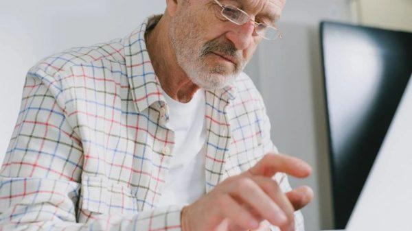 Cómo funciona Diagui, el primer asistente con inteligencia artificial para mayores de 45 años trabajo