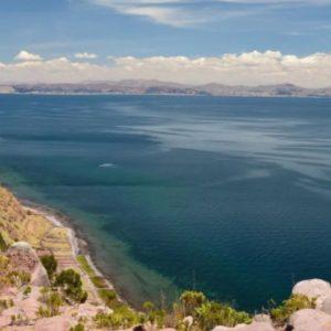 Este país tiene el lago que desafía a la física, es el más alto del mundo y allí navegan barcos
