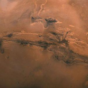 La NASA fotografió Marte y halló una estructura enorme que asoma entre las nubes