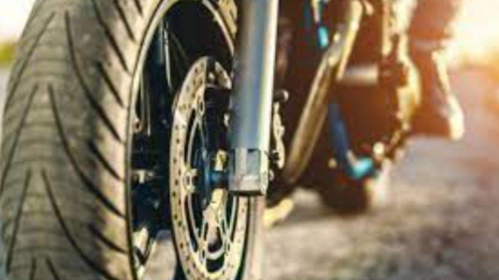 El truco que usan los motociclistas para no tener frío en los pies en el invierno