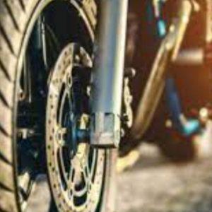 El truco que usan los motociclistas para no tener frío en los pies en el invierno