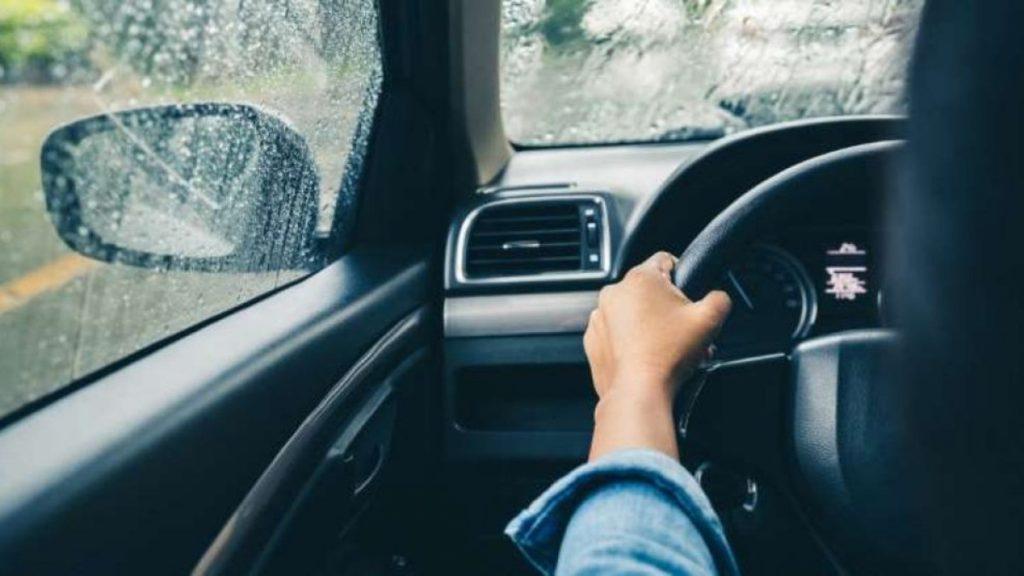 Cómo desempañar los vidrios sin aire acondicionado: los trucos que te hacen ahorrar combustible en invierno