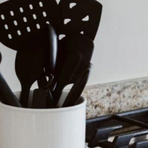 Por qué recomiendan eliminar las espátulas de plástico (negro) de la cocina