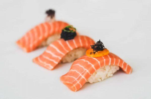 salmón cultivado en un laboratorio